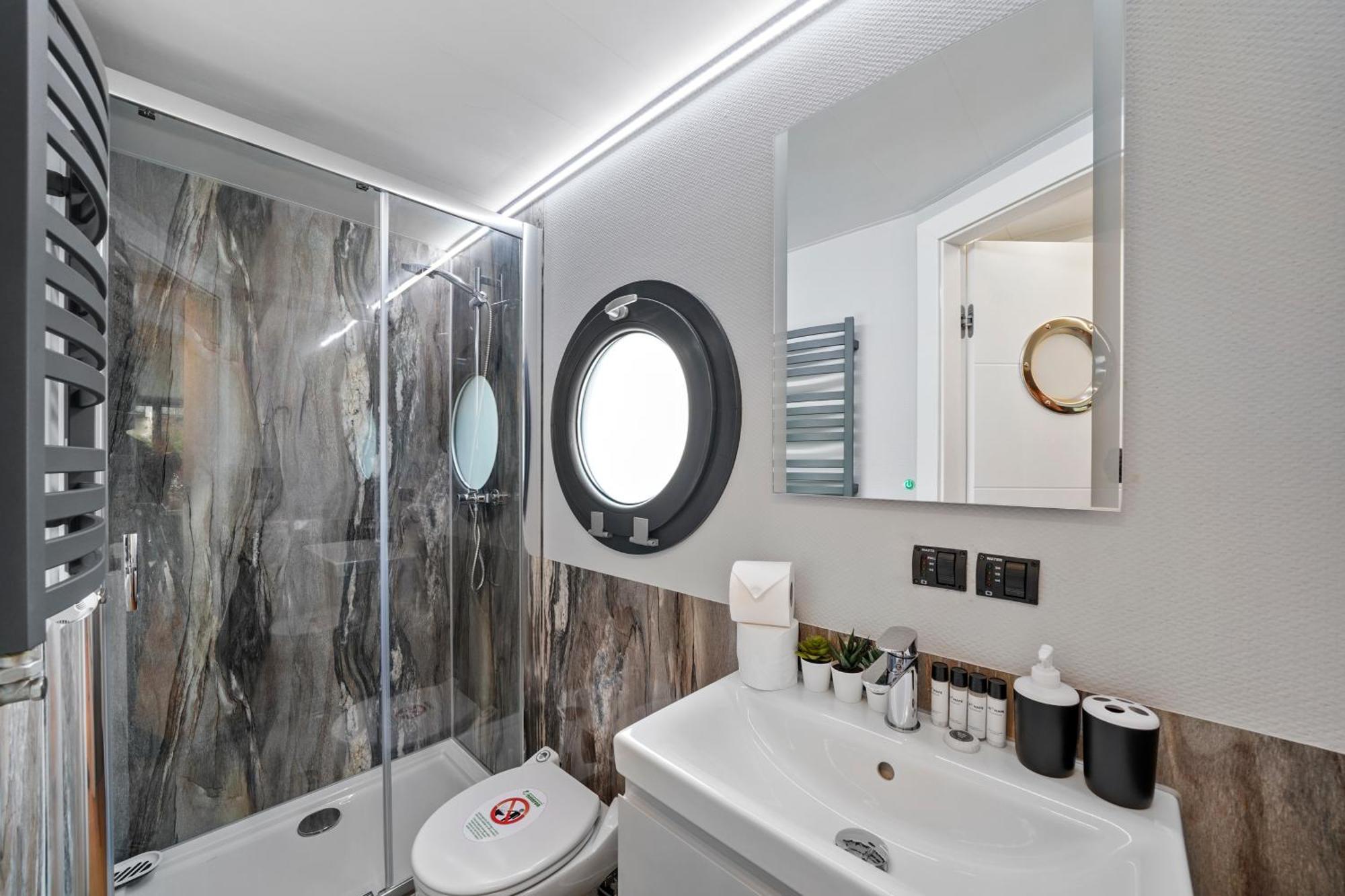 Unique Water Lodge In London - Sleeps 6 Luaran gambar